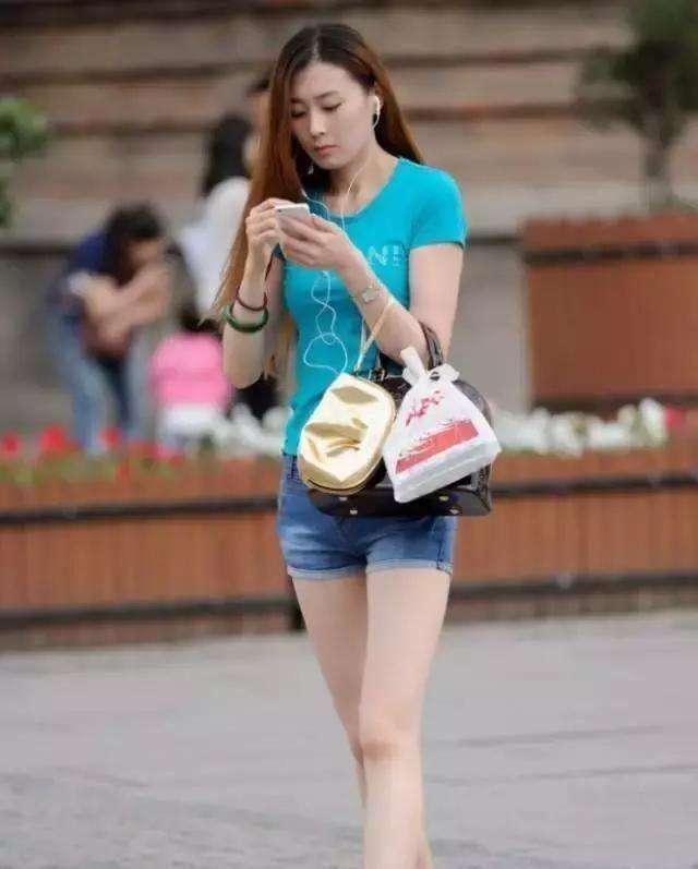 街拍：90后辣妈有少妇韵味，时髦又有女人味，网友：别有一番风味