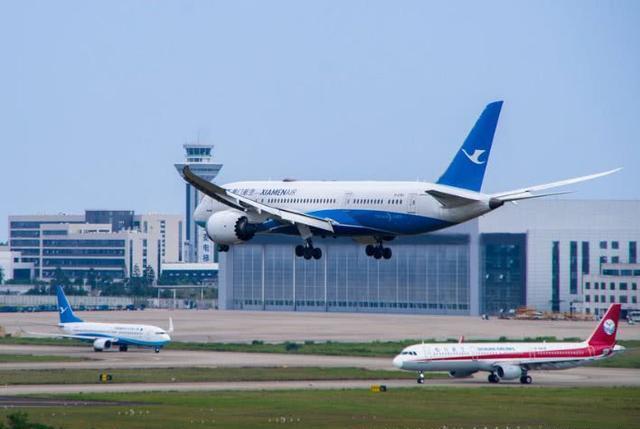 中国的一个国际机场,可以飞往全球105个城市,目前仍在扩建中