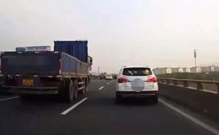 跑高速时，有人明明在超车道，可为何还要打左转向灯？专家这样说