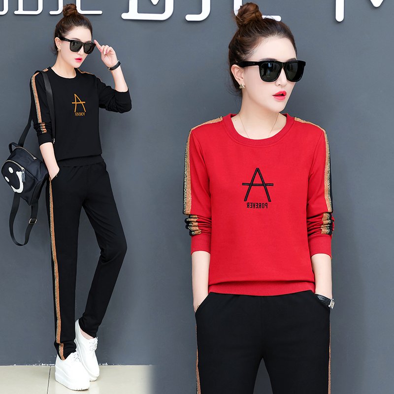 比裙子流行百倍的套装，这女人穿一个比一个惊艳，美到看不出年龄