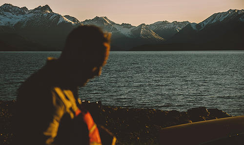 独木舟单桨滑过育空河