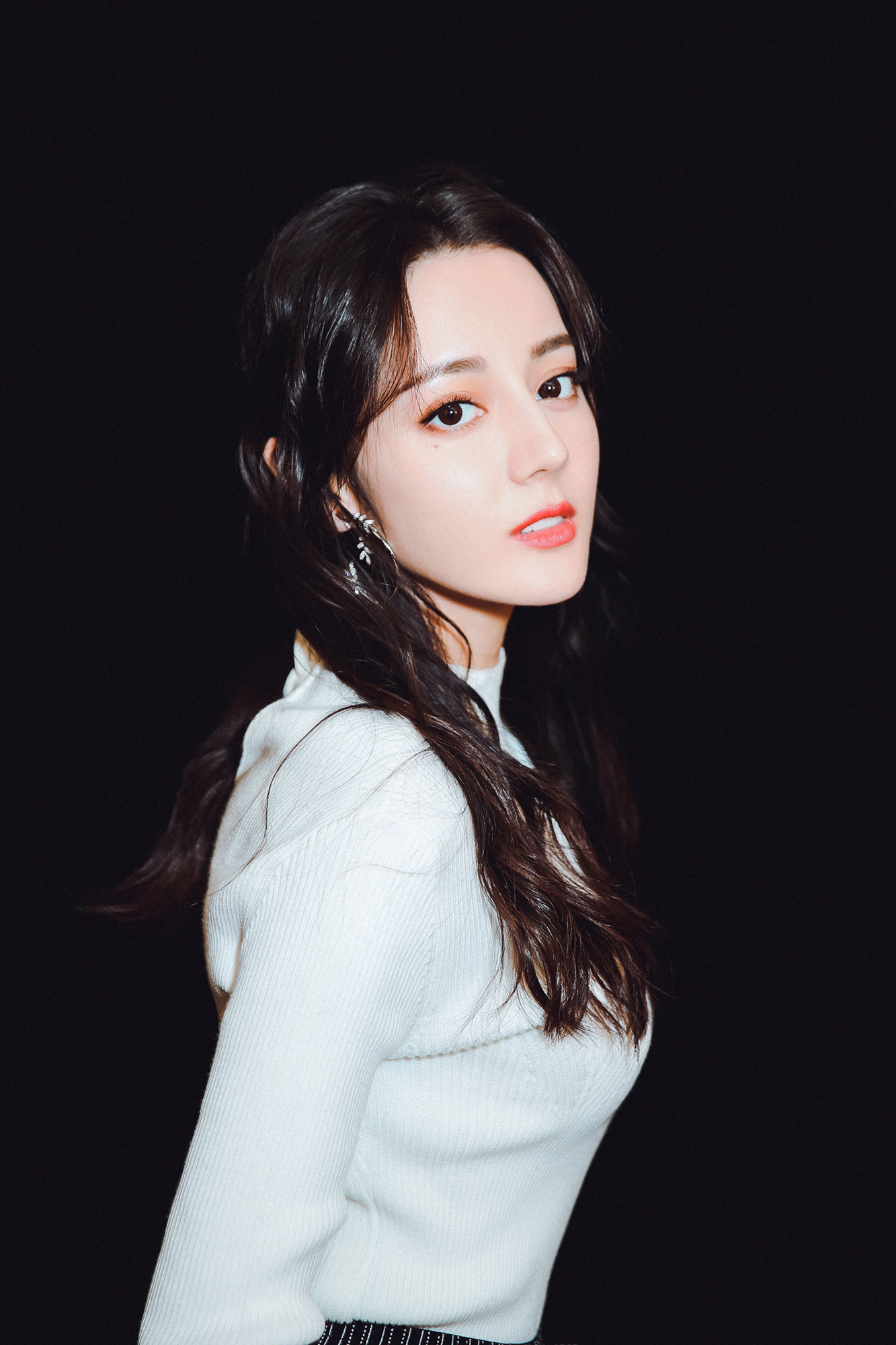 迪丽热巴身穿粉色低胸短裙现身活动 秀大美腿，撩发微笑魅力十足