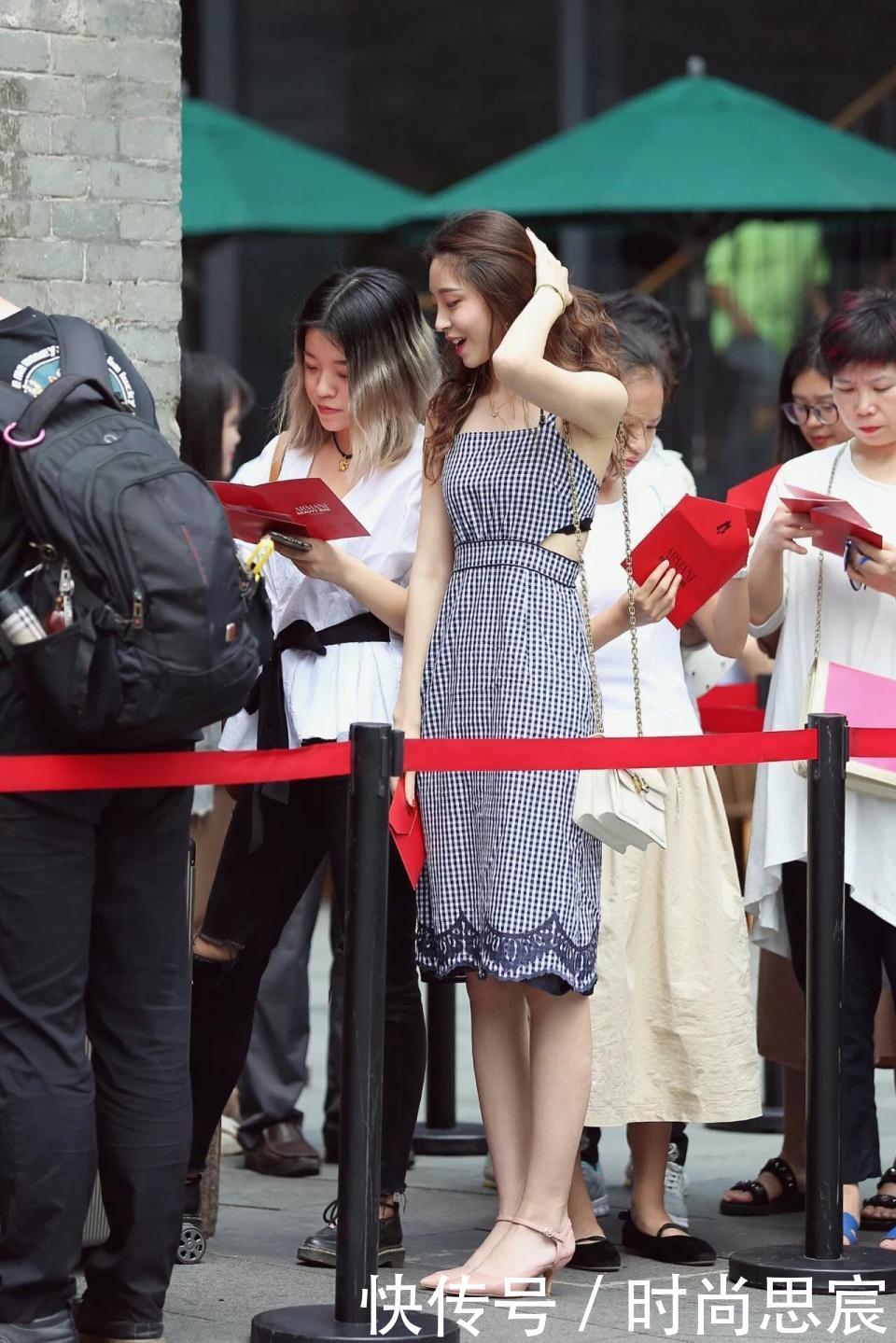 成都街拍: 温婉尔雅的小姐姐就是一道风景线