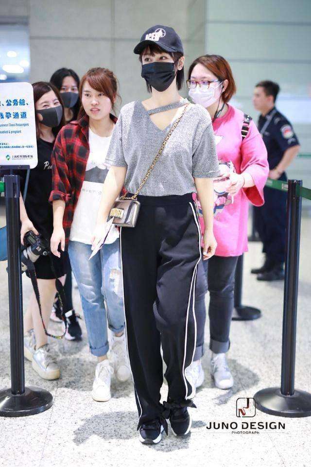 杨紫现身机场网友: 又瘦了, 一条运动裤穿出腿长一米八!
