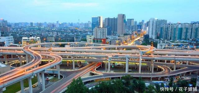  #中国西部地区#中国西部地区人口达到1572.8万的特大城市