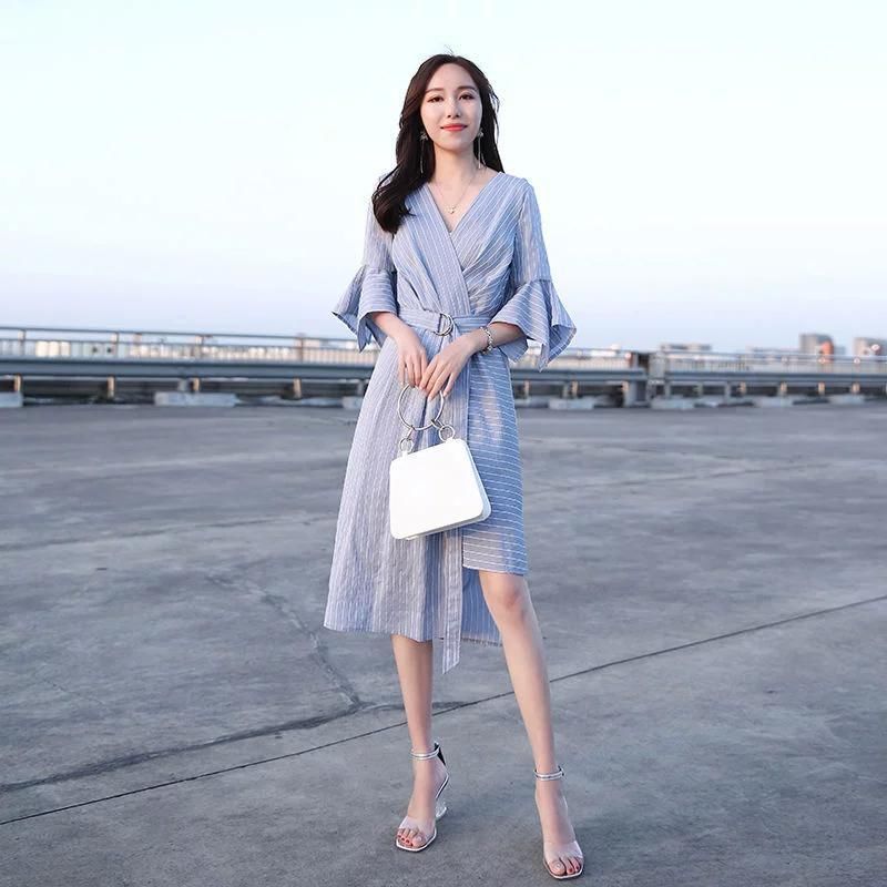 试试这几款新款连衣裙，又美又洋气，70、80后穿干练不失甜美