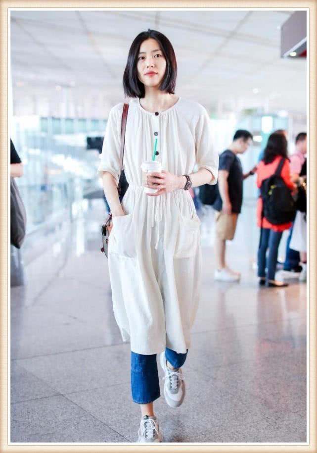 刘雯堪称最保守超模！小白裙里套裤子走机场，江疏影都比她放得开