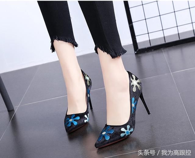 六花瓣花朵刺绣的尖头细跟高跟鞋