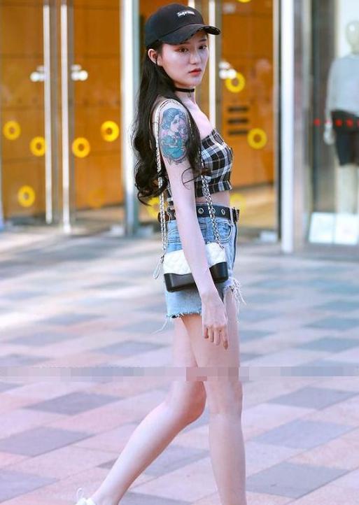 街拍：小姐姐丰满的身材，配上牛仔裤，美极了