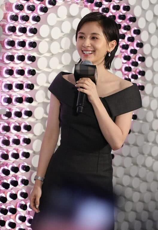 王子文超短裤太短了，腿长了10公分，网友：坐下要走光