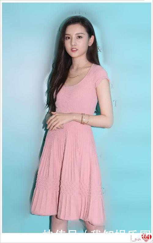 宋祖儿为了美，脚踩“两根针”现活动，网友：20岁这么成熟真好吗