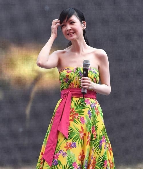[ 脸部]抹胸印花连衣裙亮相，脸部皱纹好真实，“冻龄女神”周慧敏也老了