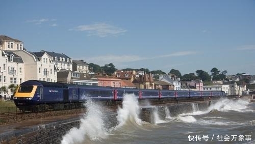 全球三大恐怖铁路:一半车身在悬崖外,常有被瀑布和海水淹没危险