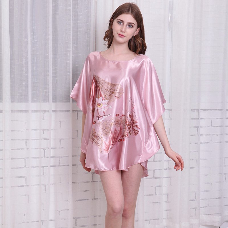 窈窕神女颜，楚楚动人的睡衣少不了，出水芙蓉般靓丽苗条迷人