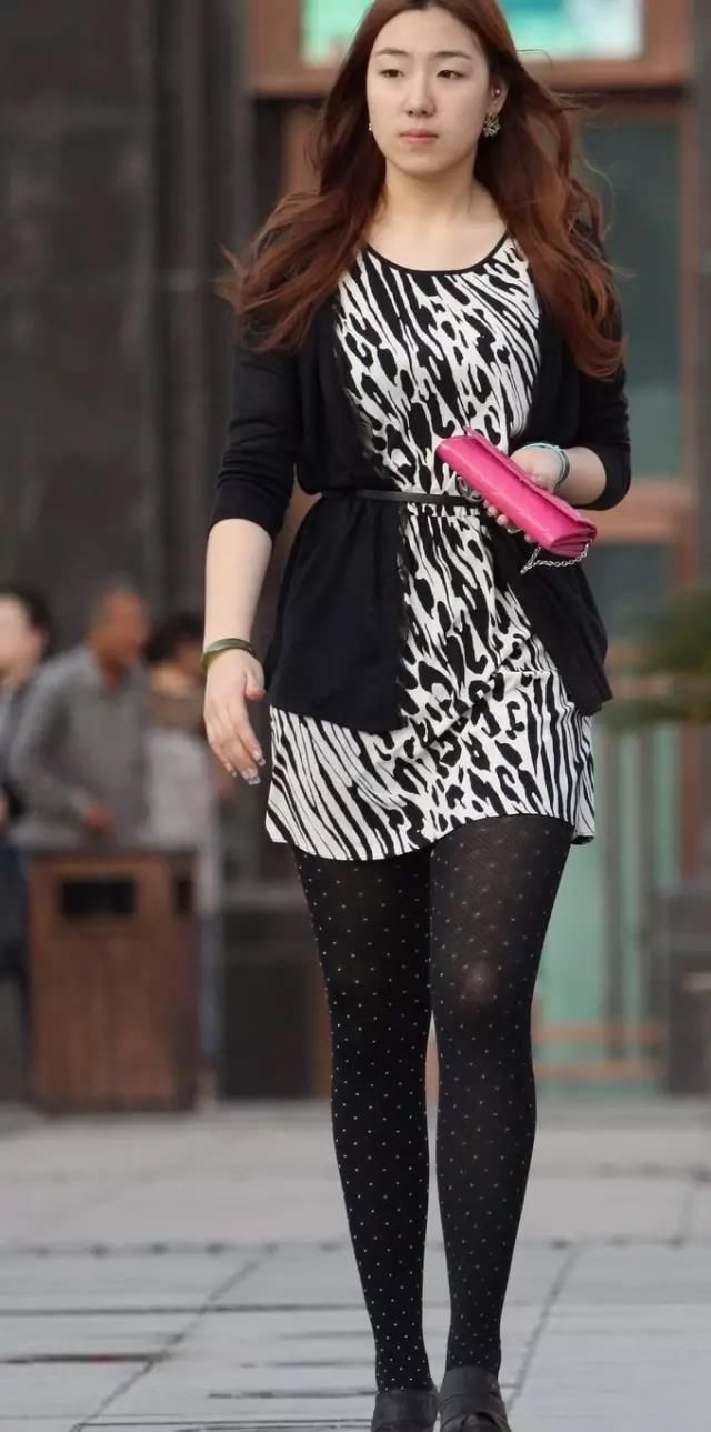 街拍：气质大方，黑丝袜丰腴性感美女