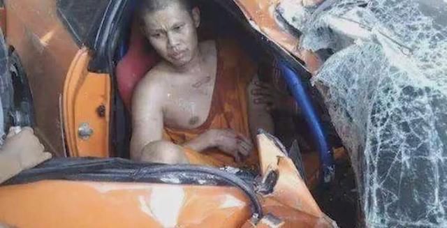 和尚开改装跑车出车祸，说了7个字引起众怒，救护人员都不想救他