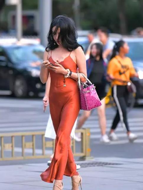  【气质】街拍：面带微笑的美女，身穿长裙，优雅气质魅力十足