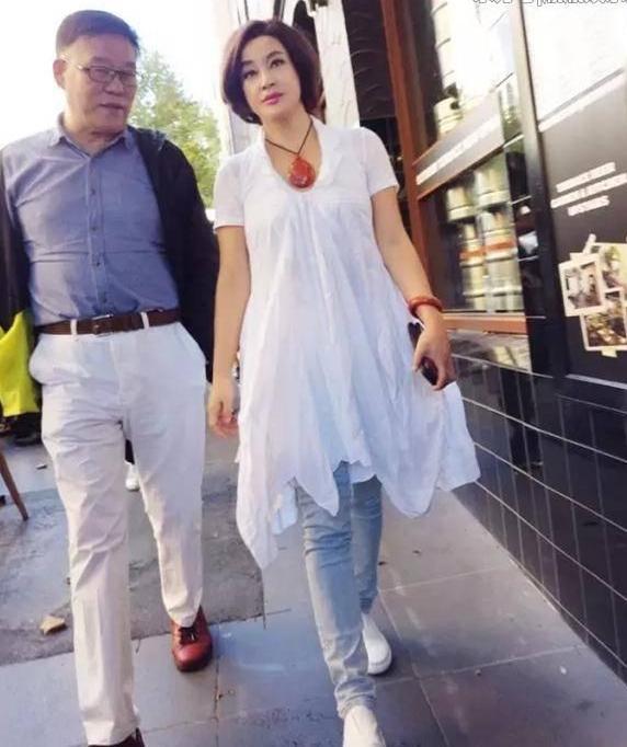 刘晓庆机场穿娃娃装狂扮嫩，然而看到她眼周细纹的我差点被吓哭！