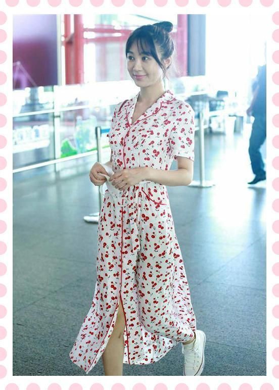 李菲儿真豪放!裙子这么短竟还剪个叉,网友质疑:敢不敢坐下?