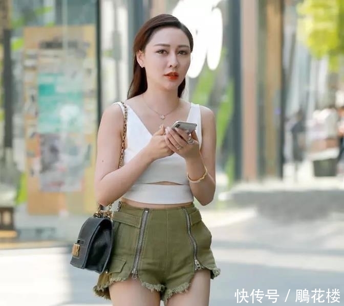  拥有：街拍：拥有独特气质的女子，穿搭时尚，彰显迷人女性之美