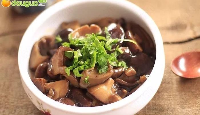  『青蒜』美食精选：烧香菇，新派荷叶盐焗鸡，干锅牛肉，青蒜胡萝卜炒鸭血