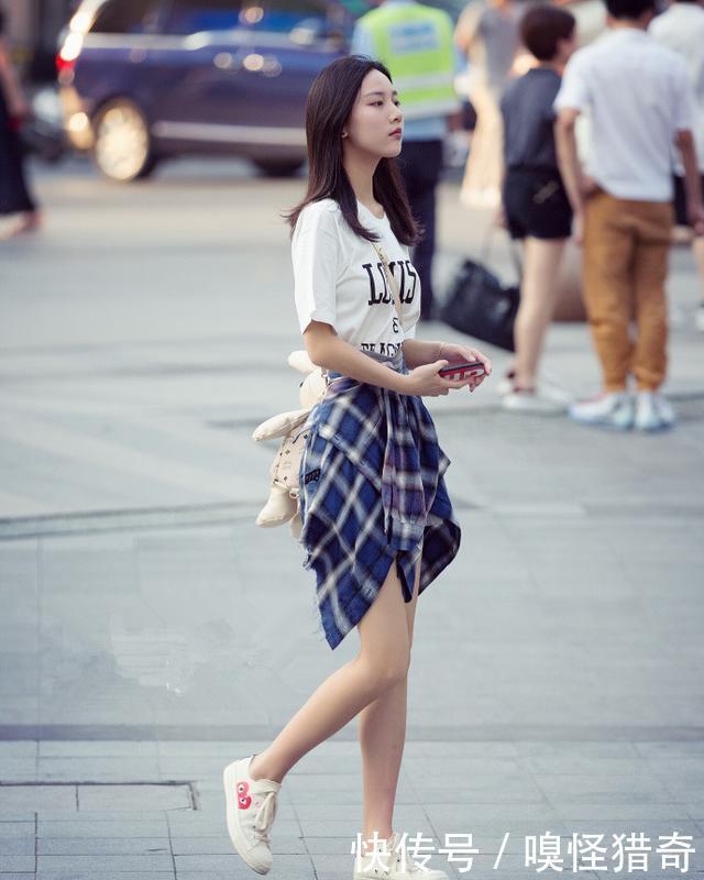 街拍，穿着小黑裙的小姐姐，淡淡韩国风，斜看手机的样子好迷人
