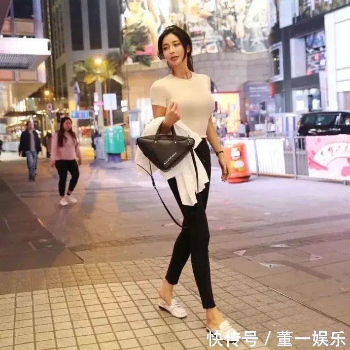 街拍：小姐姐白T恤，身材匀称，看的挺起劲！