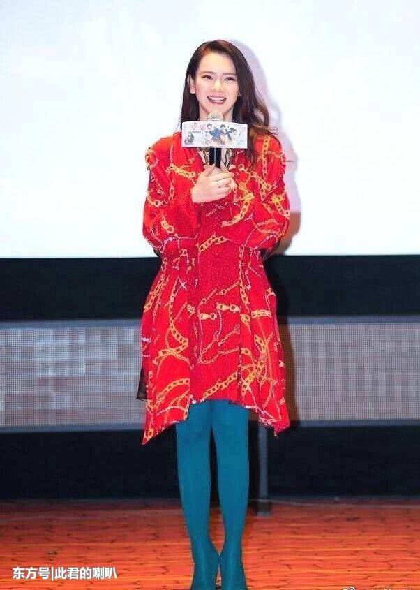 时尚界的迷之画风，戚薇丝袜穿在高跟鞋外面，张天爱玫瑰穿上身