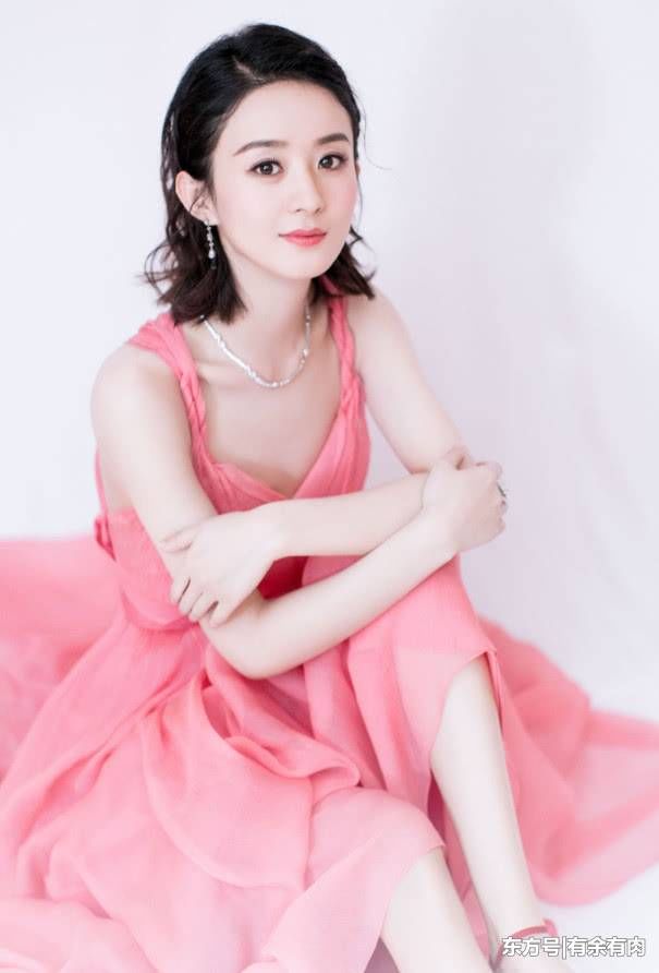 实力女明星赵丽颖，穿着气质型纯色礼服，果然有颜值能任性!