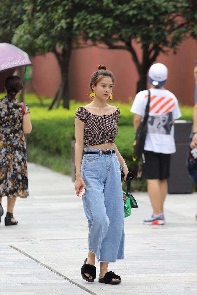 美女小姐姐纯真可爱五官精致，小蛮腰女神！