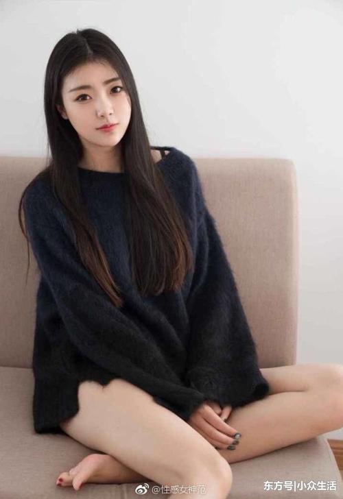 街拍：“懒人”小姐姐一身连衣裙足矣，上身尽显利落休闲感