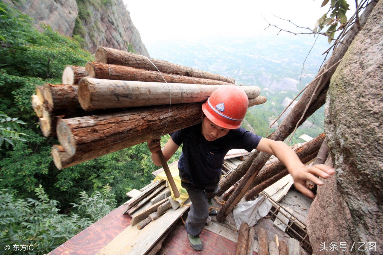 民工兄弟百米悬崖上修栈道，游客看着双腿打颤，他们却如履平地