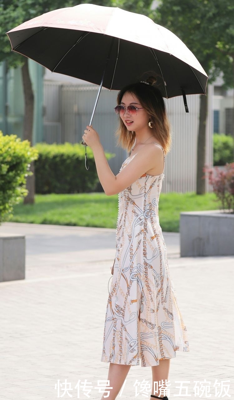  #搭配#美女街拍：街上穿裙的女孩都那么好看，眼睛要忙不过来了！