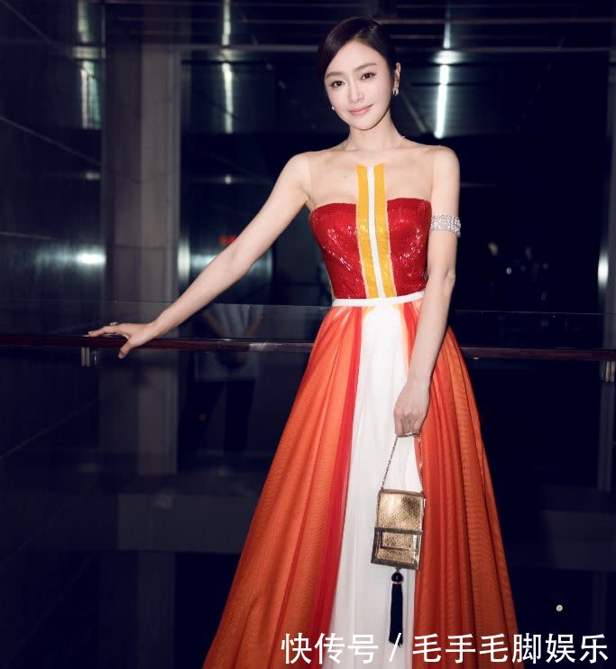 “皇后”秦岚有钱任性，提着跟纸一样薄的小包包，啥都不能装！