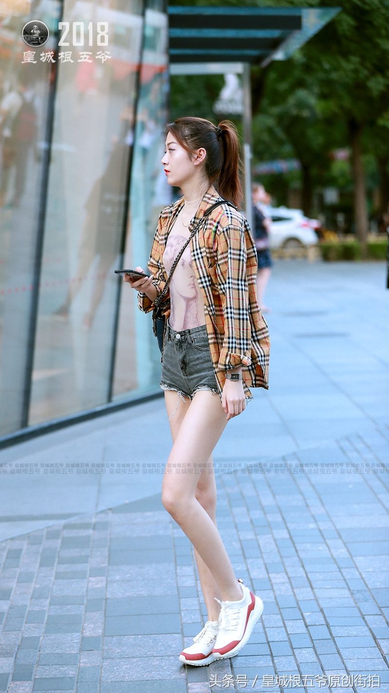 街拍:炎热的三伏天也可以打扮得既时尚又清凉