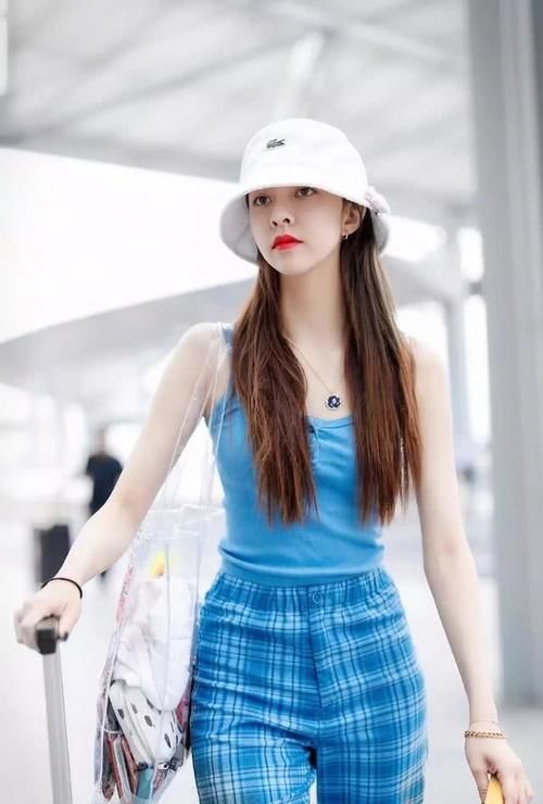  搭配@时尚单品渔夫帽，戴上它不仅能遮阳，还能给造型时尚感加分