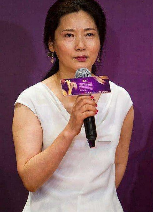 当55岁何赛飞遇见55岁关之琳，网友:与其硬撑不如自然老去!