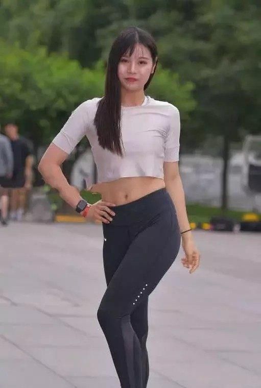 身穿紧身打底裤的姐姐，竟在街头大展舞姿，对他人围观视而不见