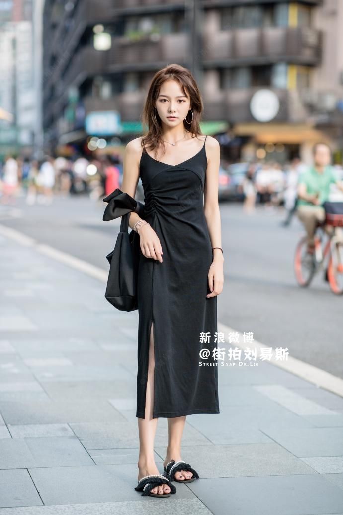 街拍:甜美可爱的小姐姐，回身举步恰似柳摇花开润初妍，美了美了