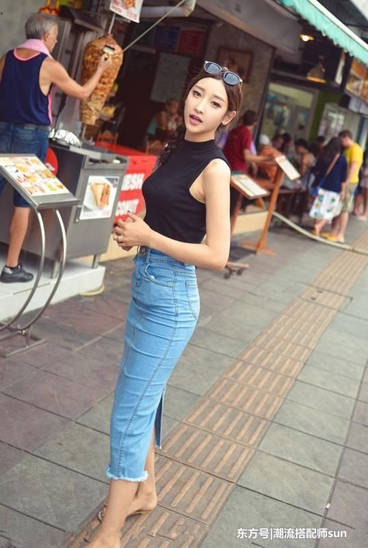 街拍：图1卡戴珊尴尬，横条纹的褶皱感显胯大！图2超薄丝袜美女