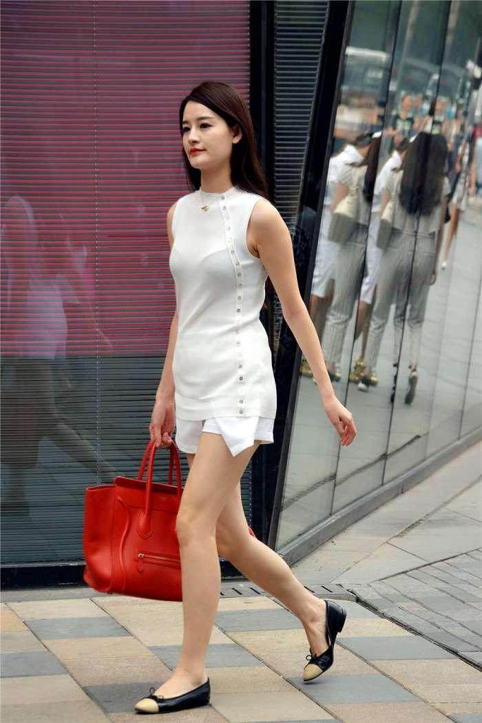 街拍：性感一字肩美女，超短热裤秀出大长腿