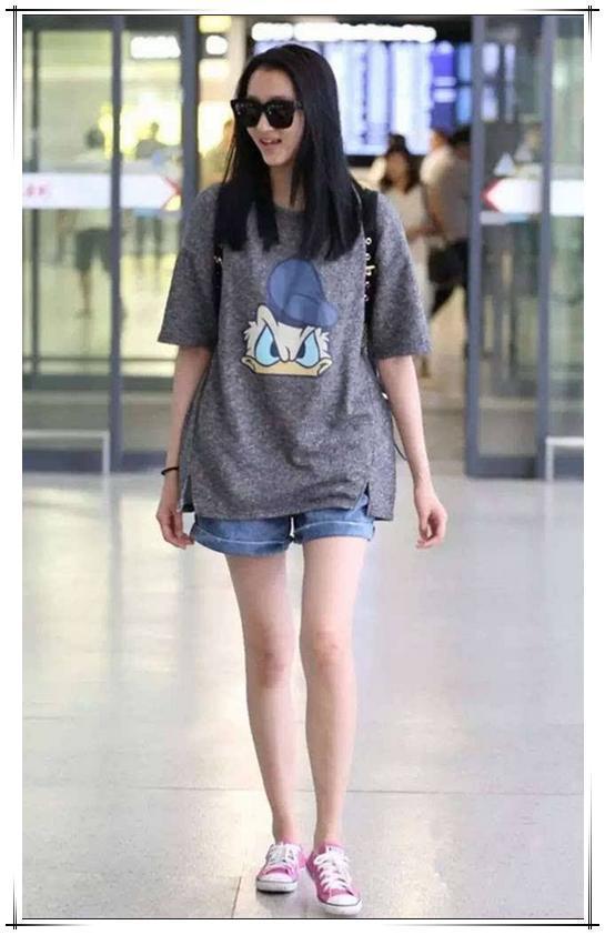 被关晓彤惊艳了！吊带连体裤穿出国际超模范儿，鹿晗真是捡到宝了