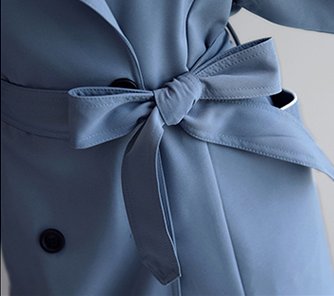 今年流行的薄风衣，50岁妈妈穿上美爆了，百件毛衣也不换