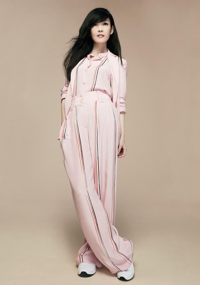 “玉女掌门人”周慧敏穿粉裙超有少女范儿，50岁还这么会扮嫩！