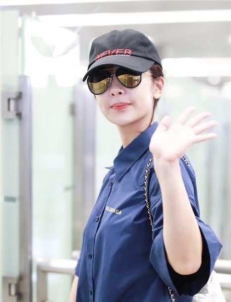 杨紫紧身的牛仔裤也穿得下，对自己真狠，网友：分手后瘦了