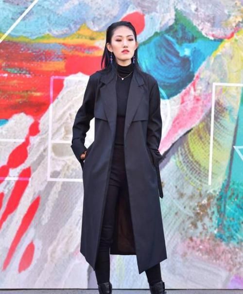  『短袖』街拍：软玉温香的美女，一件白色短袖配打底短裤，时尚女性魅力