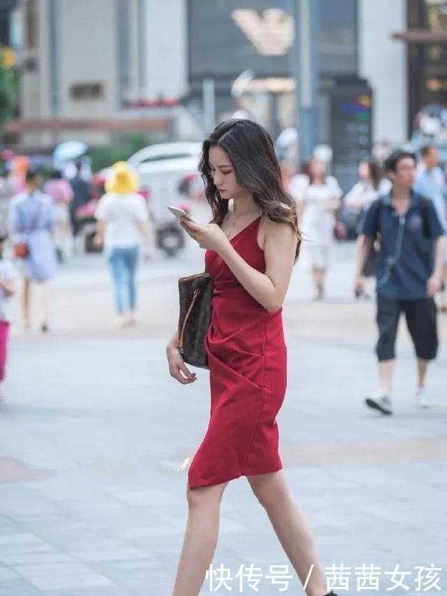  『显瘦』街拍一双黑色的尖头高跟鞋，让她微胖的身材也看上去更加的显高又显瘦