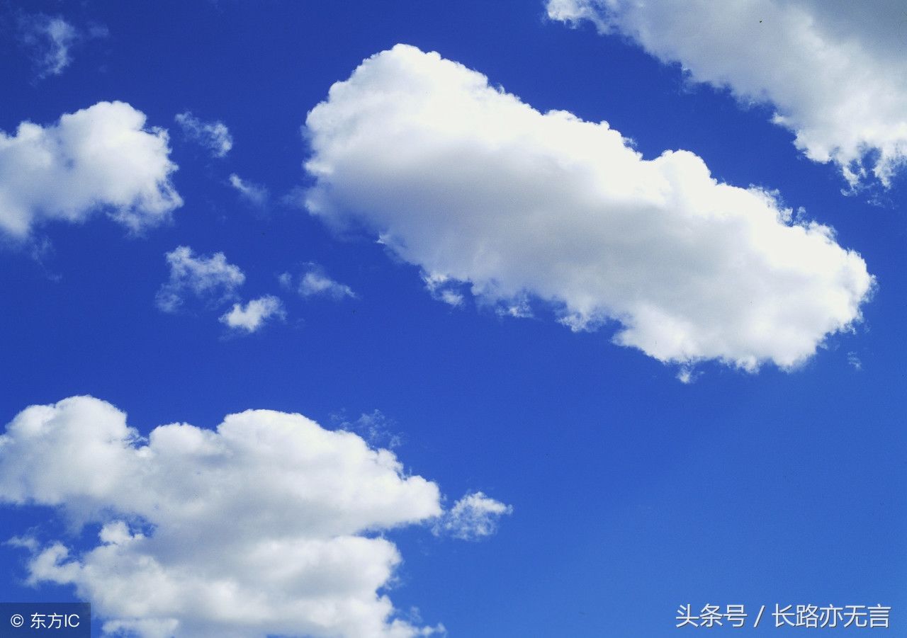 秋日天空，天高云淡，往事都已遥远，甚至记不清某一朵云的微笑