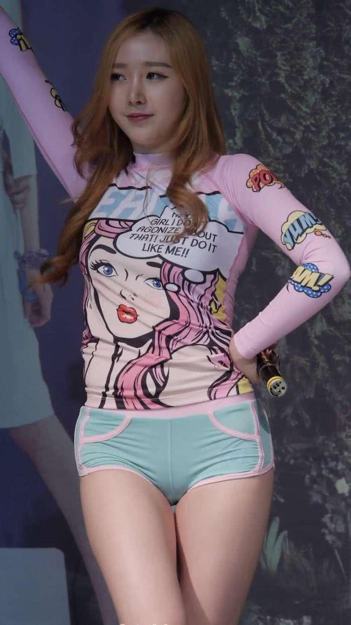 紧身裤也不失美丽，老公看了一眼，尽显女人傲人身姿