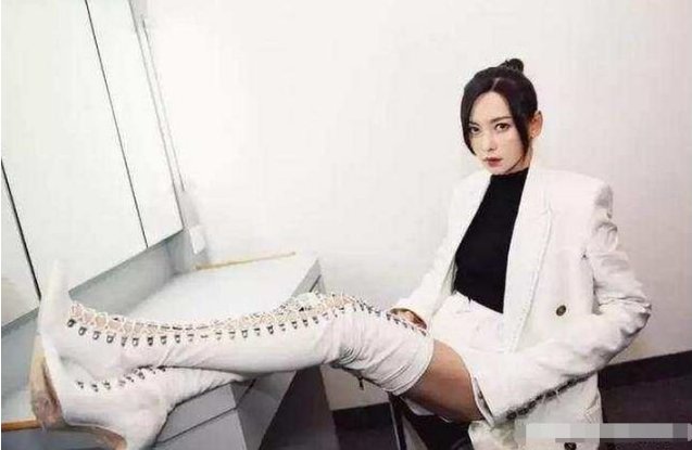 本以为戚薇的连体靴够奇葩的了，但看到于文文的连体裤，我沉默了